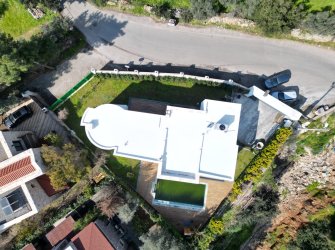 Bitez'de 6+1 Merkezi Konumda 612 m2 Arsa İçinde 6+1 Triplex Villa 