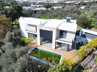 Bitez'de 6+1 Merkezi Konumda 612 m2 Arsa İçinde 6+1 Triplex Villa 