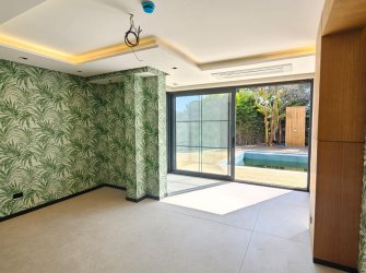 Bitez'de 6+1 Merkezi Konumda 612 m2 Arsa İçinde 6+1 Triplex Villa 