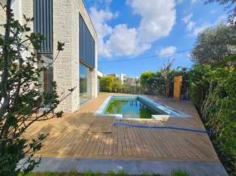 Bitez'de 6+1 Merkezi Konumda 612 m2 Arsa İçinde 6+1 Triplex Villa 