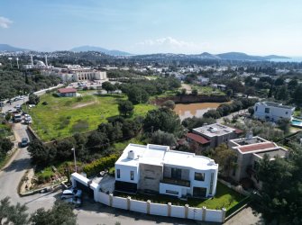 Bitez'de 6+1 Merkezi Konumda 612 m2 Arsa İçinde 6+1 Triplex Villa 