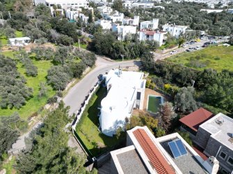 Bitez'de 6+1 Merkezi Konumda 612 m2 Arsa İçinde 6+1 Triplex Villa 