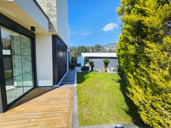 Bitez'de 6+1 Merkezi Konumda 612 m2 Arsa İçinde 6+1 Triplex Villa 