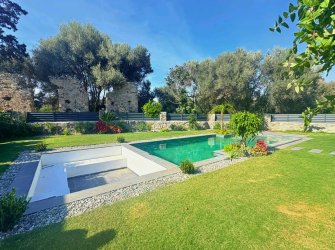 Gümüşlük'te Denize Yakın 450 m2 Arsa İçerisinde Tek Katlı Villa !