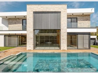 Bitez'de 6+1 Merkezi Konumda 612 m2 Arsa İçinde 6+1 Triplex Villa 